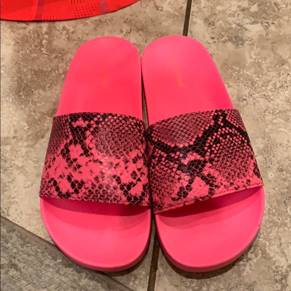 Bamboo sandals. Pink snakeskin pattern. Size 9